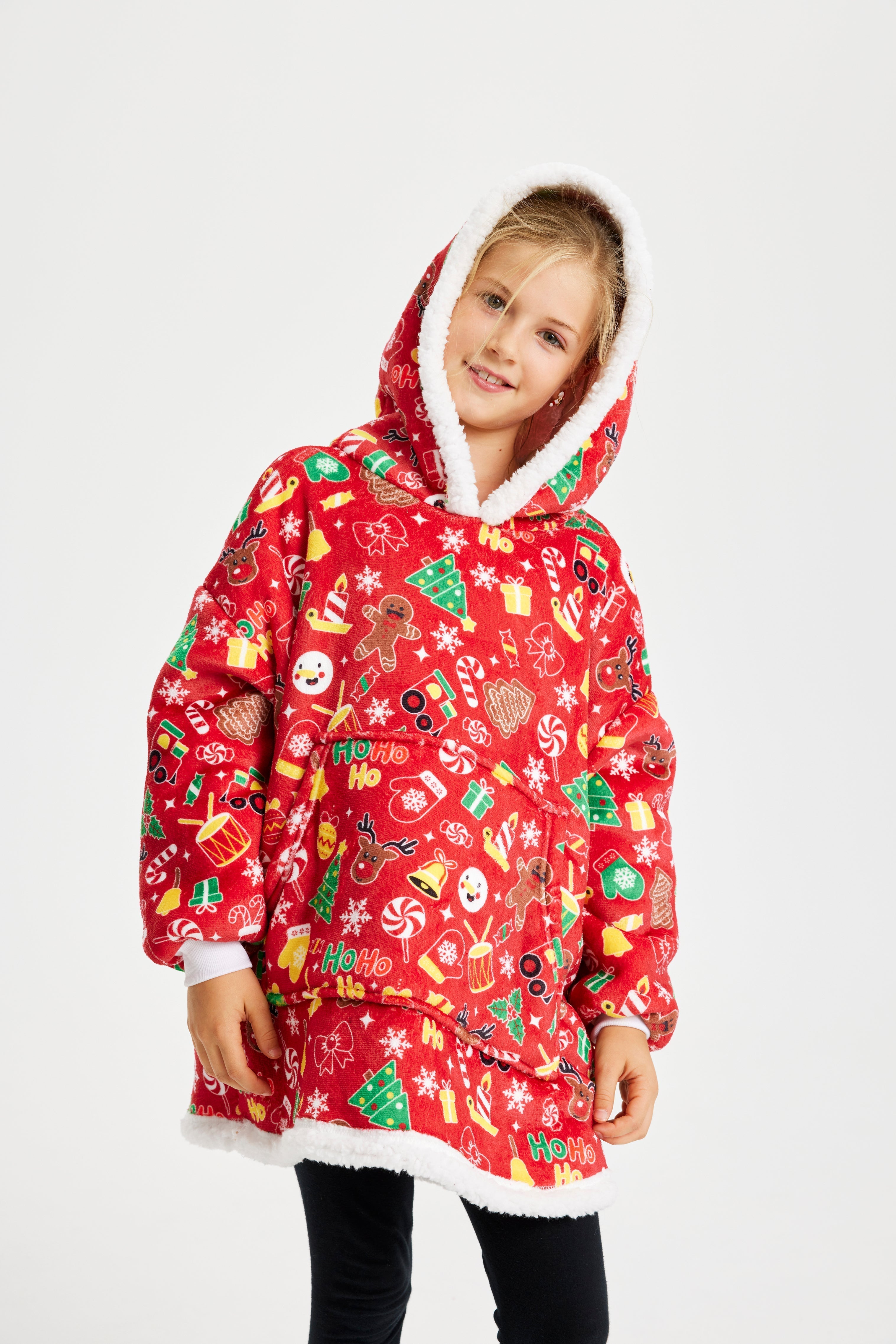 Een kind draagt een rode kerstmuts.